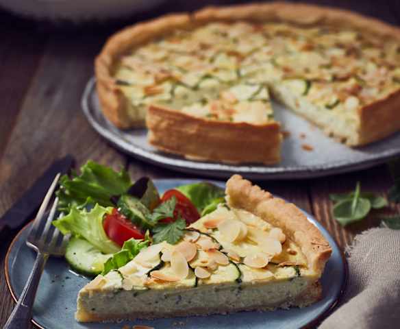 Zucchini-Ricotta-Quiche mit Mandelblättchen