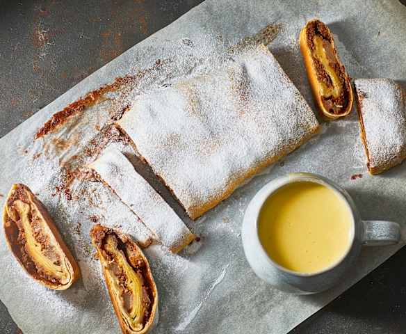 Strüdel pere e cioccolato con zabaione alla grappa Strüdel pere e cioccolato con zabaione alla grappa