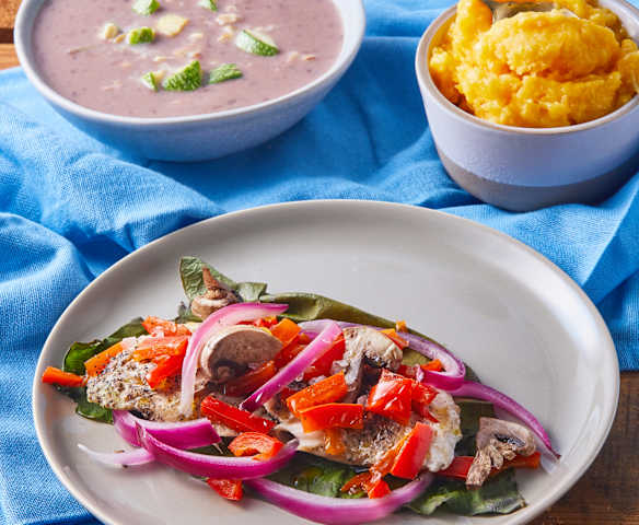 Huachinango con hoja santa, crema de frijol y nieve de mango-mandarina
