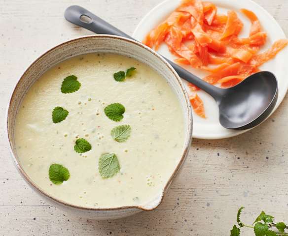 Kohlrabi-Cremesuppe mit Räucherlachs