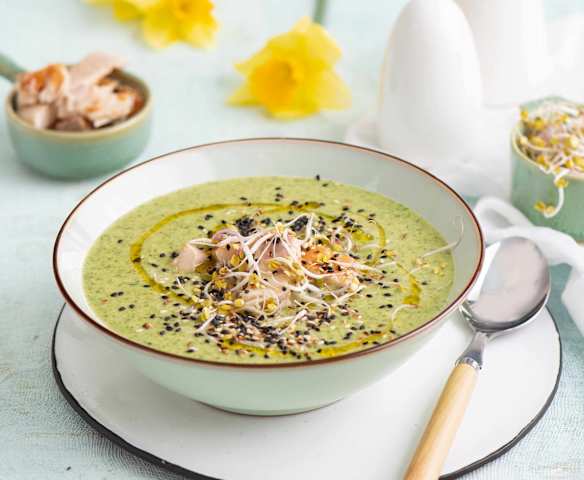 Zupa krem z brokułu z chrzanem i sezamem