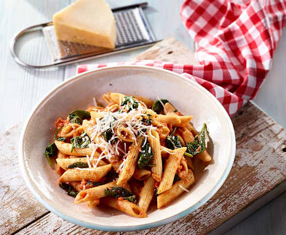 Tomatennudeln mit Spinat