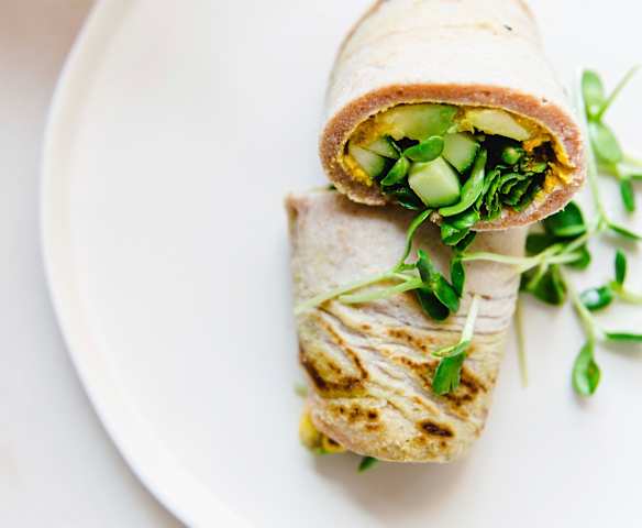 Wraps de coentros com húmus de tomate seco, azeitonas e manjericão