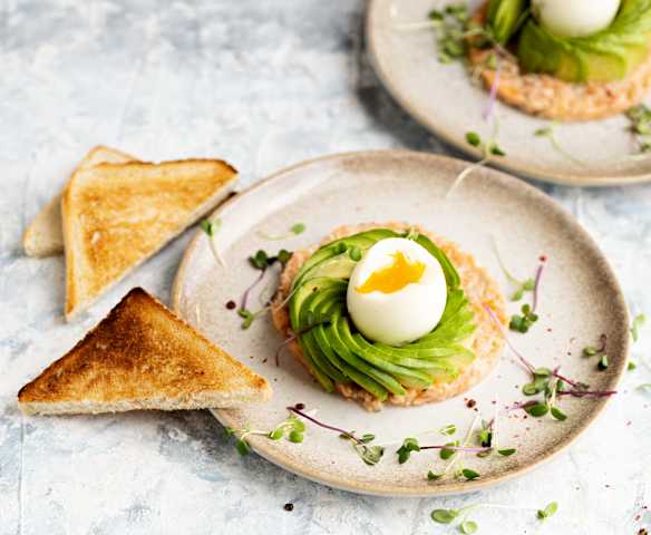 Avocado con uovo e tartare di salmone Avocado con uovo e tartare di salmone