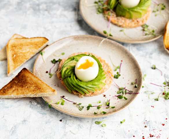Lachstatar mit Avocado und Ei