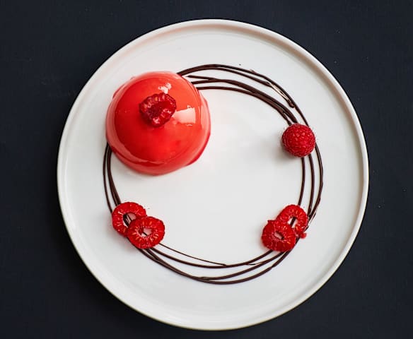 Mousse al cioccolato bianco e lamponi, con glassa a specchio e pandoro (di LuCake) Mousse al cioccolato bianco e lamponi, con glassa a specchio e pandoro (di LuCake)