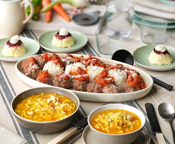 Menú: Sopa de judías blancas y fideos. Albóndigas con arroz y salsa de tomate. Cheesecake