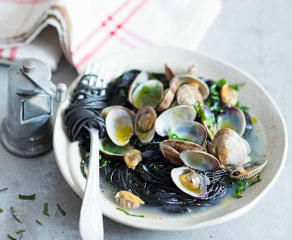 Spaghetti aux palourdes et à l'encre de seiche