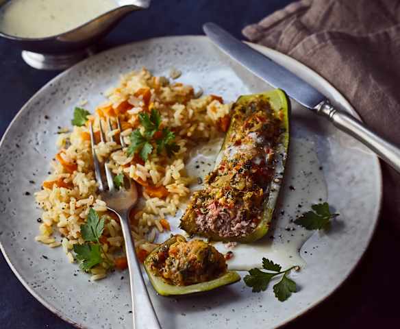 Zucchini mit Paprika-Hack-Füllung, Möhrenreis und Käsesauce