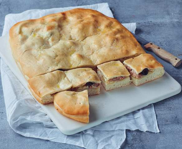 Scacciata con salsiccia e patate Scacciata con salsiccia e patate