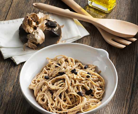 Tallarines con salsa de setas y ajo negro