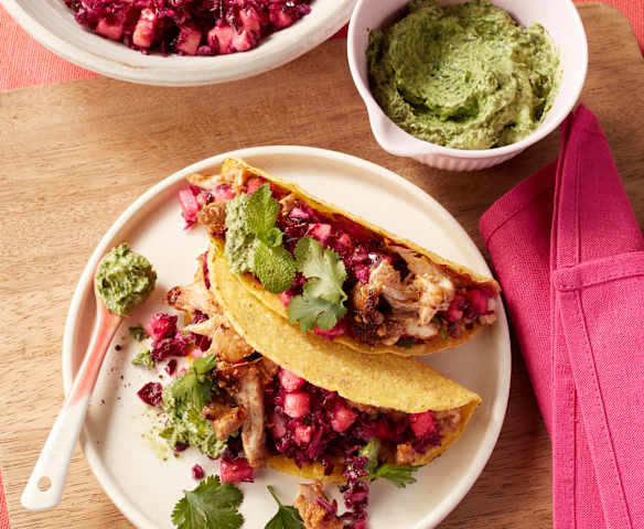 Jerked Chicken-Tacos mit Ananas-Rotkohl-Salat und Koriander-Minz-Sauce