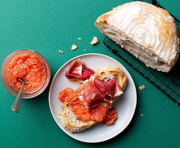 Pan de hogaza con tomate, jamón y aceite de oliva