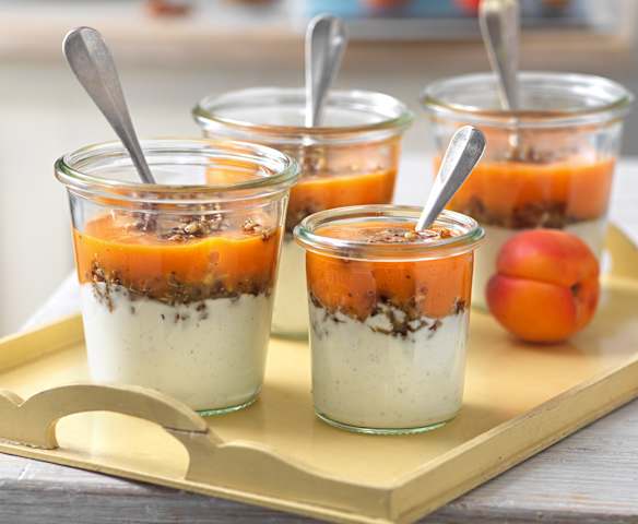 Marillen-Topfen-Dessert mit Krokant