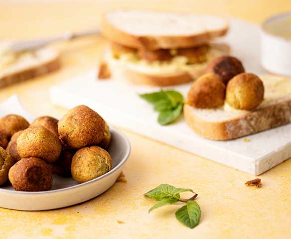 Sándwich de falafel y salsa de cilantro