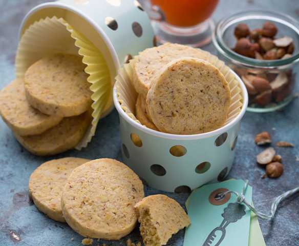 Biscotti al burro, nocciole e carote