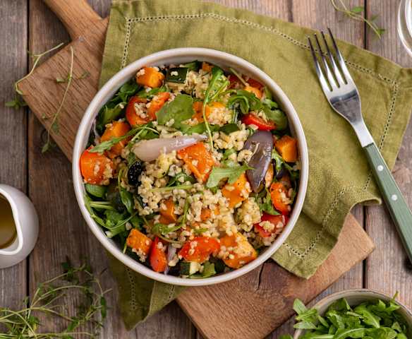 Sałatka z kaszą bulgur i pieczonymi warzywami