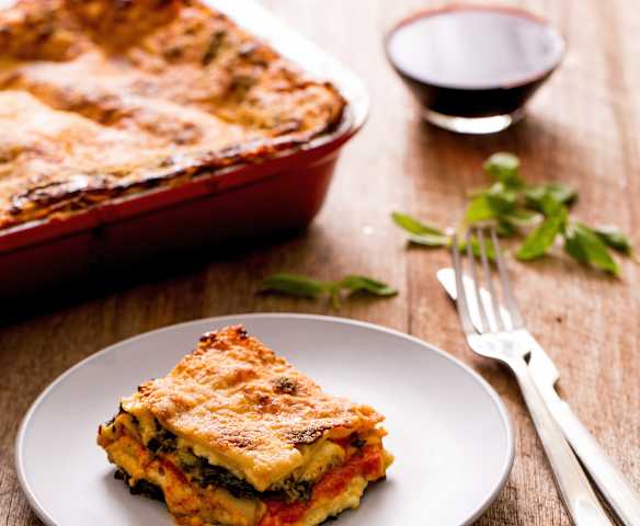 Lasagne agli spinaci, pomodori e formaggio