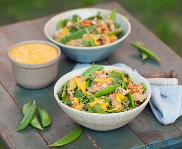 Quinoa z kurczakiem, groszkiem cukrowym i dressingiem mango