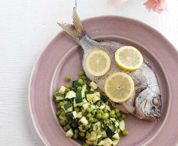 Sargos ao vapor com legumes e manteiga de ervas Sargos ao vapor com legumes e manteiga de ervas