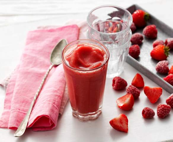 Smoothie de frutos rojos, sandía y albahaca
