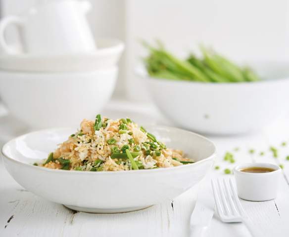Salada de arroz, ervilhas e camarão