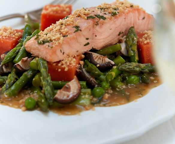 Marinierter Lachs mit Thai-Spargel