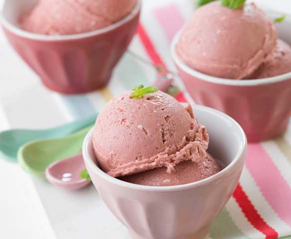 Gelado de morango e manjericão