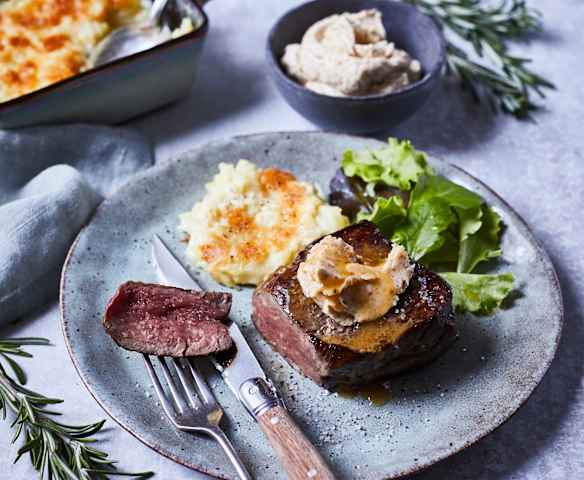 Rinderfilets mit Kartoffelgratin und Senfbutter