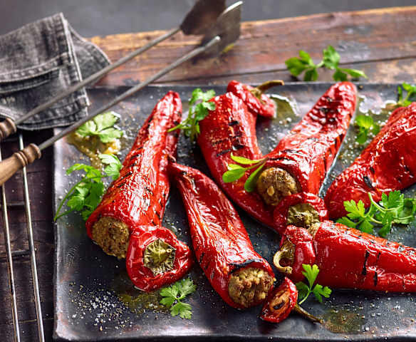 Špičaté papriky na gril plněné masovo-sýrovou směsí