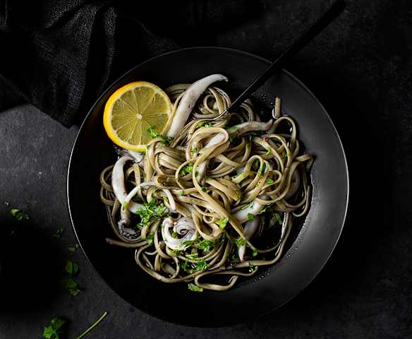 Tallarines en negro con sepia