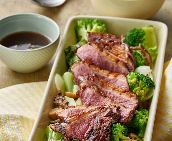 Anatra all'orientale con funghi, verdure e riso