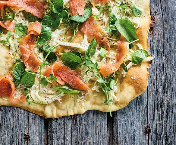 Piza de salmão fumado e agrião