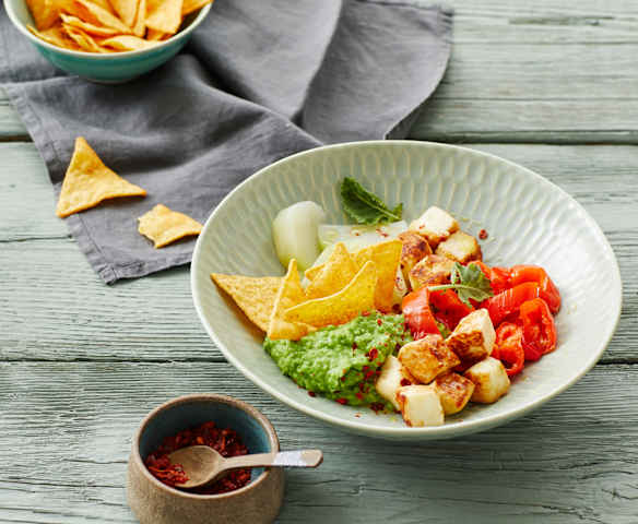 Erbsen-Guacamole mit Halloumi und Gemüse