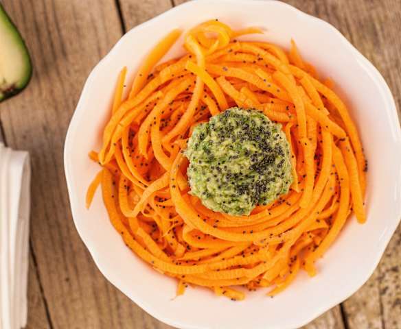 Surowe spaghetti z marchewki z pesto z awokado (dieta raw) Surowe spaghetti z marchewki z pesto z awokado (dieta raw)