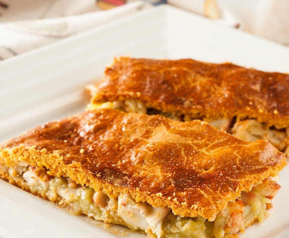 Empanada rellena de patata, pulpo y langostinos