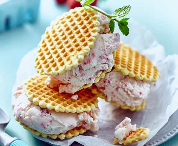 Milchreis-Eis mit Mandellikör und Erdbeeren