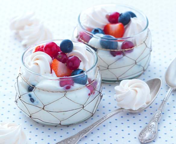 Verrine fruits frais, yaourt et meringue