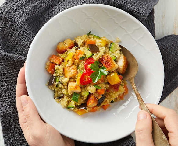 Insalata di pollo, quinoa e verdure al vapore