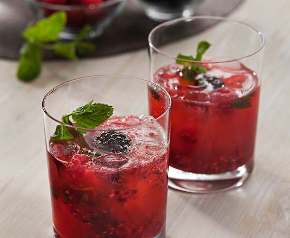 Vodka tonic de moras y fresas