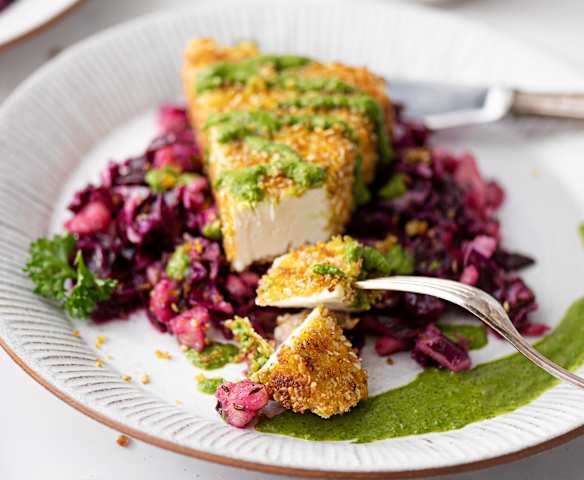 Feta croccante con insalata di cavolo rosso e mela