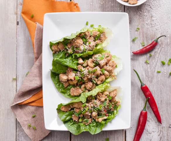 Łódeczki z sałaty z azjatyckim kurczakiem