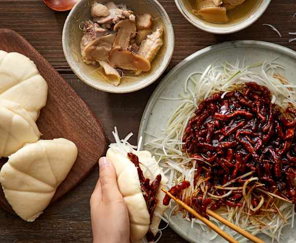 松茸鸡汤配荷叶夹饼及京酱肉丝