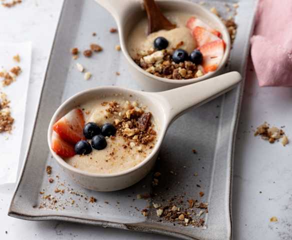 Porridge de semolina con frutos secos y fruta fresca