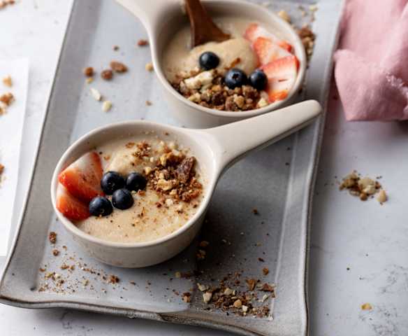 Porridge di semolino con noci e frutta fresca