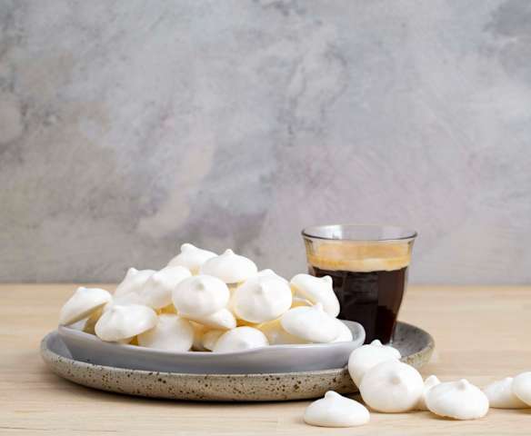 Aquafaba meringue kisses