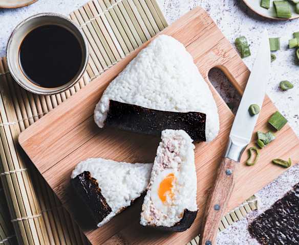 Onigiri au thon, œuf et fromage frais