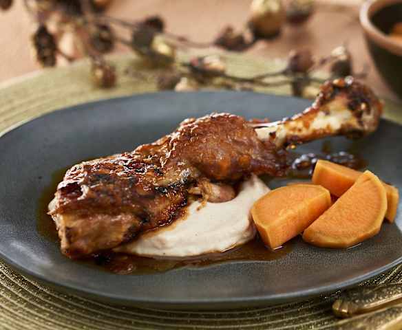 Cabrito lechal a la miel con batatas y puré de coliflor