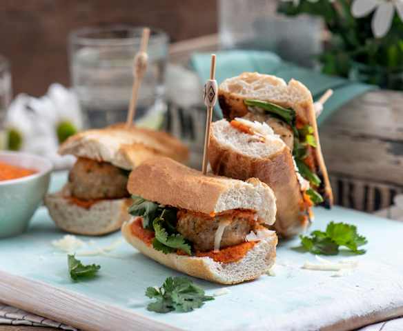 Sandwich z orientalnymi pulpecikami z indyka