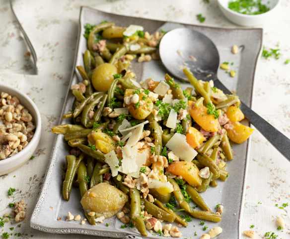 Salada de bacon e feijão-verde com frutos secos e parmesão Salada de bacon e feijão-verde com frutos secos e parmesão